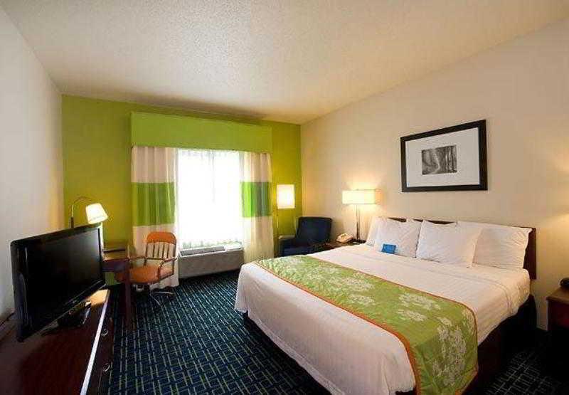 Fairfield Inn & Suites Τράβερς Σίτι Δωμάτιο φωτογραφία