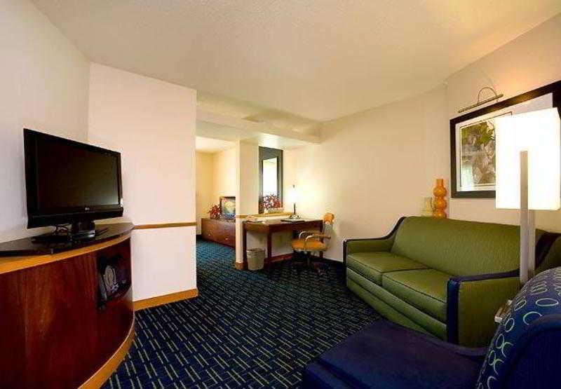 Fairfield Inn & Suites Τράβερς Σίτι Δωμάτιο φωτογραφία
